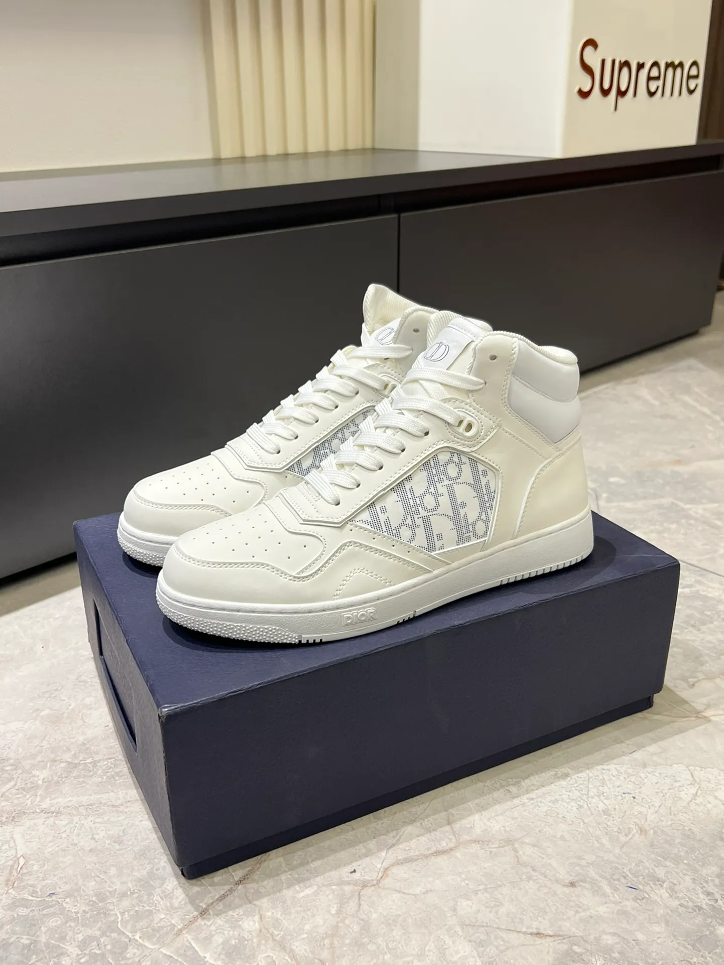 Men's shoes 💰p460 "Dio*" mid-top B27 casual sneakers. This B27 high-top sneaker is a new product in the series and continues Di*r's classic style. Crafted from gray and white smooth calf leather with beige and black Oblique print panels on the sides. The "CD Icon" shaped shoelace eyelets are clever and delicate, and the two-color rubber sole, rear collar and heel are all equipped with the brand's iconic details to enhance the style. Oblique printed straps at the ankle allow for an adjustable fit to complement the overall design. Fashionable and versatile, it can complement any look. Create an exquisite design with unique dynamic vitality and modern atmosphere, presented in low-top and high-top styles. This new must-have shoe adds a new dimension to Dior's archive heritage, embodying modern elegance. Purchase the original version and make it 1:1. If you need top quality, please come to me! Male 38-44!